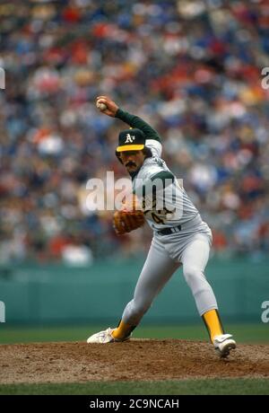 Dennis Eckersley des Athlétiques s'est lancé contre le Boston Red Sox au Fenway Park dans les éliminatoires de l'American League en 1988. Banque D'Images