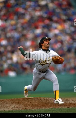 Dennis Eckersley des Athlétiques s'est lancé contre le Boston Red Sox au Fenway Park dans les éliminatoires de l'American League en 1988. Banque D'Images