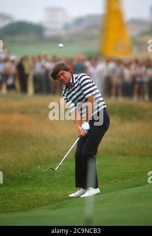 Nick Faldo s'envolait sur le green lors de l'Open britannique de 1983 à Royal Birkdale à Southport. Banque D'Images