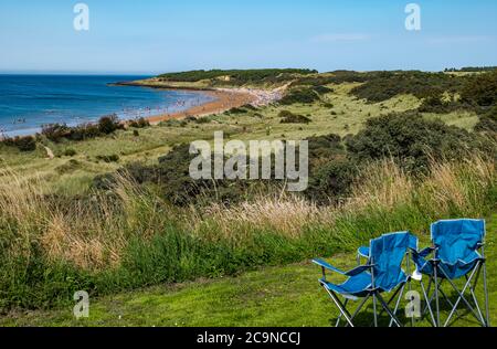 Personnes sur une plage bondée le jour d'été chaud pendant la pandémie Covid-19, Gullane, East Lothian, Écosse, Royaume-Uni Banque D'Images