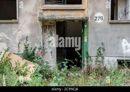 Elstal, Allemagne. 27 juillet 2020. Vue d'un ancien bloc de logements de l'armée soviétique sur le site du village olympique d'Elstal, dans le Brandebourg. Depuis janvier 2019, le promoteur immobilier Terraplan de Nuremberg a remis à neuf le Speisehaus der Nationen, classé comme l'ancienne chaudière, le future Haus Central. De plus, de nouveaux bâtiments résidentiels sont construits autour de ces bâtiments. Au total, environ 365 appartements seront construits dans la première phase de construction jusqu'en 2022. Credit: Paul Zinken/dpa-Zentralbild/ZB/dpa/Alay Live News Banque D'Images