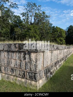 La plate-forme des crânes ou les Tzompantli a été utilisée pour exposer les crânes d'ennemis et de victimes sacrificielles tombés dans la ville maya de Chichen Itza. Banque D'Images