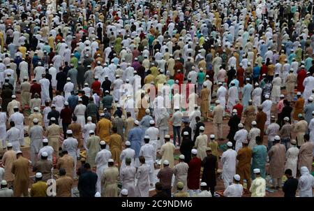 New Delhi, Inde. 1er août 2020. Le peuple musulman offre le matin des prières d'Eid al-Adha à la mosquée historique de Jama Masjid.Eid al-Adha est la plus grande célébration pour les musulmans dans le monde entier après Eid al-Fitr pour commémorer la volonté d'Ibrahim (également connu sous le nom d'Abraham) de suivre le commandement d'Allah (Dieu) pour sacrifier son fils. Crédit : SOPA Images Limited/Alamy Live News Banque D'Images