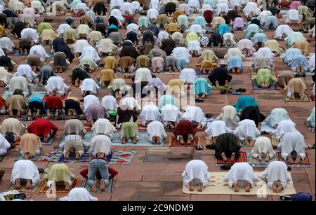 New Delhi, Inde. 1er août 2020. Le peuple musulman offre le matin des prières d'Eid al-Adha à la mosquée historique de Jama Masjid.Eid al-Adha est la plus grande célébration pour les musulmans dans le monde entier après Eid al-Fitr pour commémorer la volonté d'Ibrahim (également connu sous le nom d'Abraham) de suivre le commandement d'Allah (Dieu) pour sacrifier son fils. Crédit : SOPA Images Limited/Alamy Live News Banque D'Images