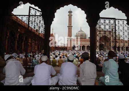 New Delhi, Inde. 1er août 2020. Le peuple musulman offre le matin des prières d'Eid al-Adha à la mosquée historique de Jama Masjid.Eid al-Adha est la plus grande célébration pour les musulmans dans le monde entier après Eid al-Fitr pour commémorer la volonté d'Ibrahim (également connu sous le nom d'Abraham) de suivre le commandement d'Allah (Dieu) pour sacrifier son fils. Crédit : SOPA Images Limited/Alamy Live News Banque D'Images