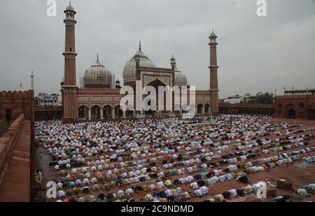 New Delhi, Inde. 1er août 2020. Le peuple musulman offre le matin des prières d'Eid al-Adha à la mosquée historique de Jama Masjid.Eid al-Adha est la plus grande célébration pour les musulmans dans le monde entier après Eid al-Fitr pour commémorer la volonté d'Ibrahim (également connu sous le nom d'Abraham) de suivre le commandement d'Allah (Dieu) pour sacrifier son fils. Crédit : SOPA Images Limited/Alamy Live News Banque D'Images