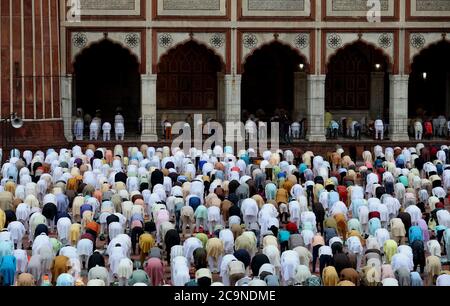 New Delhi, Inde. 1er août 2020. Le peuple musulman offre le matin des prières d'Eid al-Adha à la mosquée historique de Jama Masjid.Eid al-Adha est la plus grande célébration pour les musulmans dans le monde entier après Eid al-Fitr pour commémorer la volonté d'Ibrahim (également connu sous le nom d'Abraham) de suivre le commandement d'Allah (Dieu) pour sacrifier son fils. Crédit : SOPA Images Limited/Alamy Live News Banque D'Images