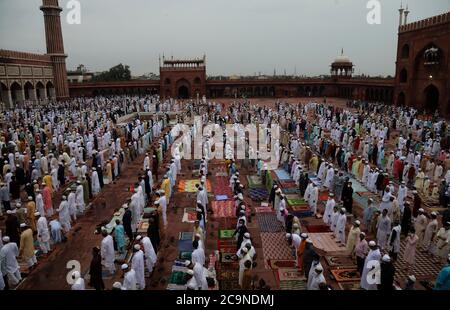 New Delhi, Inde. 1er août 2020. Le peuple musulman offre le matin des prières d'Eid al-Adha à la mosquée historique de Jama Masjid.Eid al-Adha est la plus grande célébration pour les musulmans dans le monde entier après Eid al-Fitr pour commémorer la volonté d'Ibrahim (également connu sous le nom d'Abraham) de suivre le commandement d'Allah (Dieu) pour sacrifier son fils. Crédit : SOPA Images Limited/Alamy Live News Banque D'Images