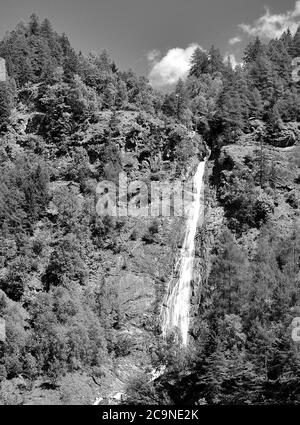 Photo en noir et blanc de la cascade de la crique de Valbrutta Banque D'Images