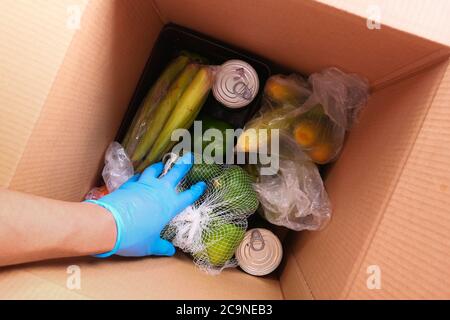 Porte de livraison des marchandises. Le préparateur de commande emballant les aliments dans des boîtes en carton. Banque D'Images