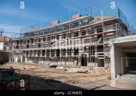 Elstal, Allemagne. 27 juillet 2020. Vue sur un bâtiment en échafaudage sur le terrain du village olympique d'Elstal, dans le Brandebourg. Depuis janvier 2019, le promoteur immobilier Terraplan de Nuremberg a remis à neuf le Speisehaus der Nationen, classé comme l'ancienne chaudière, le future Haus Central. De plus, de nouveaux bâtiments résidentiels sont construits autour de ces bâtiments. Au total, environ 365 appartements seront construits dans la première phase de construction jusqu'en 2022. Credit: Paul Zinken/dpa-Zentralbild/ZB/dpa/Alay Live News Banque D'Images