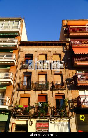 Appartements sur la Calle del Rosario près de Plaza San Francisco, quartier impérial, Madrid, Espagne Banque D'Images