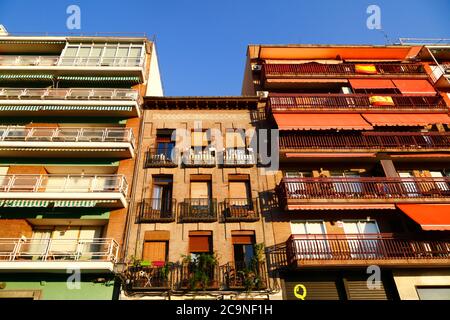 Appartements sur la Calle del Rosario près de Plaza San Francisco, quartier impérial, Madrid, Espagne Banque D'Images