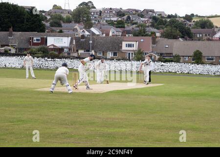 Vue d'un match de cricket du village du samedi après-midi qui aura lieu dans le village de Kirkheaton, dans le West Yorkshire, en Angleterre, au Royaume-Uni Banque D'Images