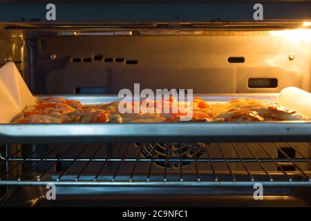 la pizza fraîche est cuite dans un four chaud Banque D'Images