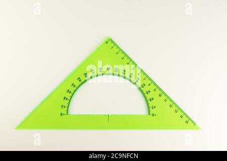 règle triangulaire pour étudier à l'école isolée sur fond blanc Banque D'Images