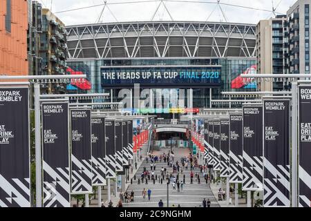 Londres, Royaume-Uni. 1er août 2020. Une vue sur la voie olympique vers le stade Wembley peu avant la finale de la coupe FA entre Arsenal et Chelsea. Normalement en mai, la compétition a dû être reportée en raison de la pandémie du coronavirus. Aucun spectateur ni fan ne sera autorisé dans le stade, il s'agit de la première 'finale de la coupe FA sans ventilateur'. Credit: Stephen Chung / Alamy Live News Banque D'Images