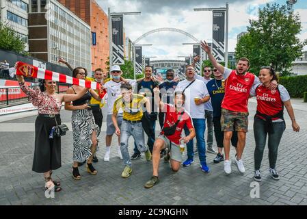 Londres, Royaume-Uni. 1er août 2020. Quelques fans d'Arsenal applaudissent leur équipe à la manière olympique devant le stade Wembley peu avant la finale de la coupe FA entre Arsenal et Chelsea. Normalement en mai, la compétition a dû être reportée en raison de la pandémie du coronavirus. Aucun spectateur ni fan ne sera autorisé dans le stade, il s'agit de la première 'finale de la coupe FA sans ventilateur'. Credit: Stephen Chung / Alamy Live News Banque D'Images