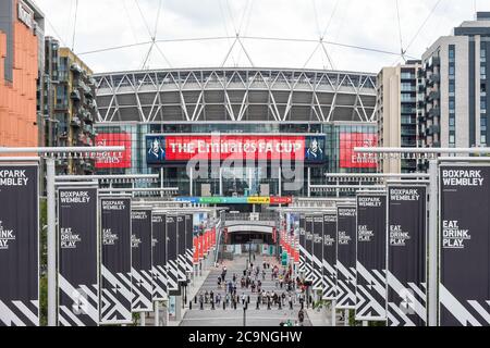 Londres, Royaume-Uni. 1er août 2020. Une vue sur la voie olympique vers le stade Wembley peu avant la finale de la coupe FA entre Arsenal et Chelsea. Normalement en mai, la compétition a dû être reportée en raison de la pandémie du coronavirus. Aucun spectateur ni fan ne sera autorisé dans le stade, il s'agit de la première 'finale de la coupe FA sans ventilateur'. Credit: Stephen Chung / Alamy Live News Banque D'Images