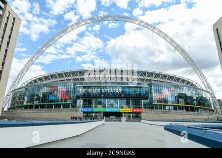 Londres, Royaume-Uni. 1er août 2020. Une vue à l'extérieur du stade Wembley peu de temps avant la finale de la coupe FA entre Arsenal et Chelsea. Normalement en mai, la compétition a dû être reportée en raison de la pandémie du coronavirus. Aucun spectateur ni fan ne sera autorisé dans le stade, il s'agit de la première 'finale de la coupe FA sans ventilateur'. Credit: Stephen Chung / Alamy Live News Banque D'Images