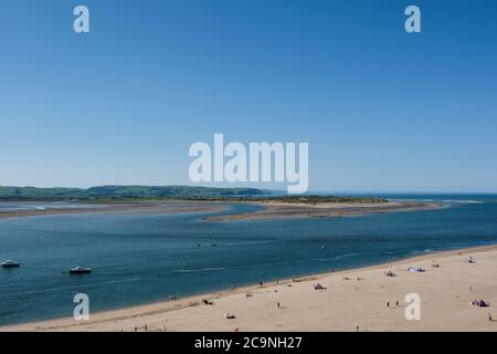 Vue sur l'estuaire de Dyfi/Dovey depuis le kiosque à Aberdovey, Gwynedd, pays de Galles Banque D'Images