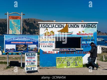 COPACABANA, BOLIVIE - 24 JUILLET 2016 : un homme se rend au guichet du ferry à Copacabana, en Bolivie. Cette billetterie colorée vend des billets pour l'île Banque D'Images