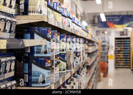 Petit foyer de grandes boîtes de peinture de bricolage vu dans un magasin de bricolage bien connu. Le magasin est bien approvisionné en peintures et testeurs de différentes couleurs Banque D'Images