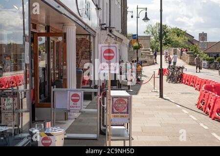 Plusieurs panneaux indiquant qu'il n'y a pas d'entrée sont visibles à l'entrée d'un magasin de bricolage. L'entrée et la sortie du magasin sont restreintes en raison de la COVID-19. Banque D'Images