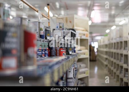 Petit foyer de grandes boîtes de peinture de bricolage vu dans un magasin de bricolage bien connu. Le magasin est bien approvisionné en peintures et testeurs de différentes couleurs Banque D'Images