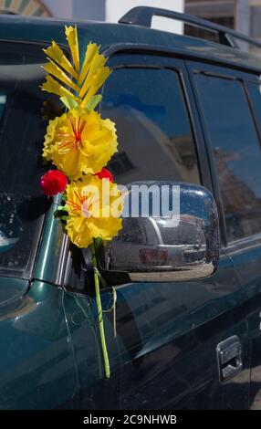 COPACABANA, BOLIVIE - 24 JUILLET 2016 : détail d'une voiture décorée avec un bouquet coloré pour la tradition religieuse des voitures de bénédiction à Copacabana, Bolivie Banque D'Images