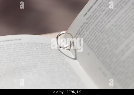Roman romantique ouvert avec anneau donnant l'ombre du coeur Banque D'Images