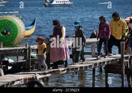 COPACABANA, BOLIVIE - 24 JUILLET 2016 : une promenade familiale bolivienne à travers un quai en bois à Copacabana, en Bolivie Banque D'Images