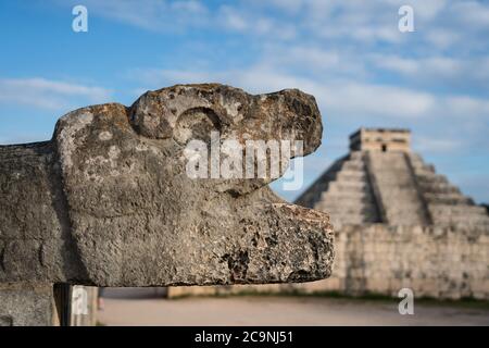 Une jaguar en pierre sculptée se dirige à la Grande salle de bal dans les ruines de la ville de Chichen Itza, Yucatan, Mexique. Derrière se trouve la Grande Pyramide de Kukuklan Banque D'Images