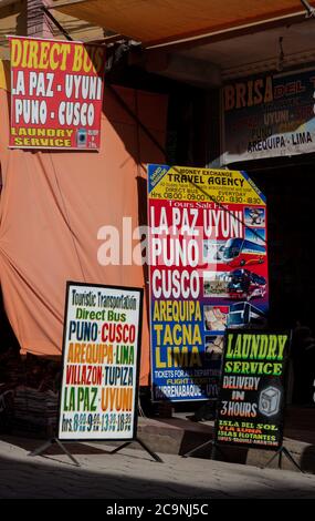 COPACABANA, BOLIVIE - 24 JUILLET 2016 : photo verticale de bannières publicitaires colorées montrant les différents services offerts dans une boutique touristique de Banque D'Images