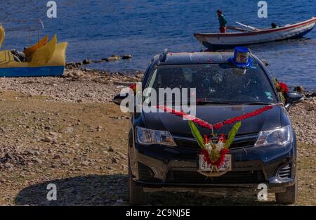 COPACABANA, BOLIVIE - 24 JUILLET 2016 : voiture décorée de bouquets religieux et de guirlandes colorées à côté de la côte du lac Titicaca, à Copacabana Banque D'Images