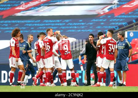 Mikel Arteta, le gérant de l'arsenal (quatrième à droite), parle avec son équipe lors d'une pause aquatique lors du match final de la coupe de football Heads Up FA au stade Wembley, à Londres. Banque D'Images