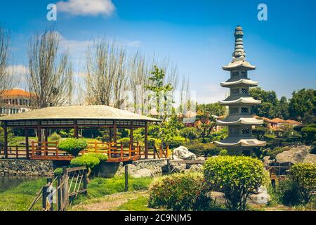 Belvédère et tour en pierre fractale dans le jardin japonais au coucher du soleil à la Serena, au Chili Banque D'Images