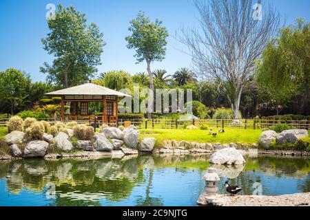 Beau jardin japonais avec des reflets dans l'étang de la Serena, Chili Banque D'Images