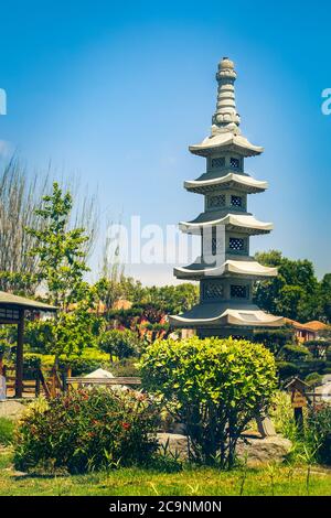 Tour en pierre fractale dans le jardin japonais de la Serena, au Chili Banque D'Images