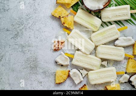 Des noix de coco à l'ananas maison sur fond de pierre. Concept alimentaire d'été avec espace de copie Banque D'Images