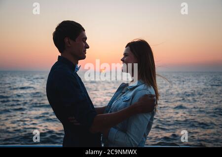 Gros plan de couple regardant le lever du soleil à la plage heure d'été, plage d'été de bord de mer à horizon de soirée bleu jaune, fond de coucher de soleil Banque D'Images