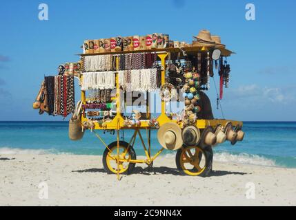 Vendeur vendant des bijoux, des chapeaux, des mugs et d'autres souvenirs sur la belle plage, Varadero, Cuba Banque D'Images