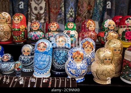 UGLICH, Russie, - 26 juillet 2020, Counters avec les souvenirs nationaux russes à une foire d'art populaire Banque D'Images