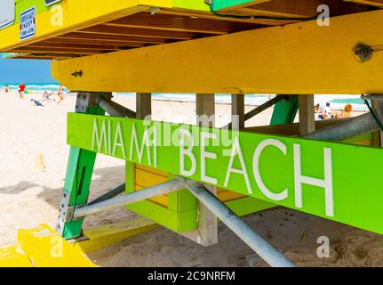 Gros plan de Miami Beach écrit sur une tour de maître-nageur colorée. Sud de la Floride, États-Unis Banque D'Images