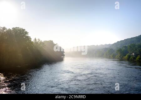 Vue de PA à NJ sur le fleuve Delaware, au coucher du soleil (partie du Delaware et du parc national de Raritan Canal), New Jersey, Etats-Unis Banque D'Images