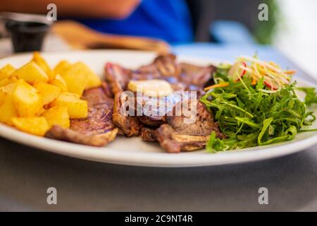 Côtes de bœuf sur l'assiette avec pommes de terre et légumes Banque D'Images