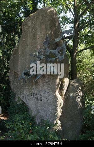 DAS Denkmal für die Brieftaube an der Straßenkreuzung Roonstraße, Flankenscanze, Falkenseer Damm à Berlin-Spandau. Banque D'Images