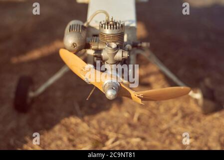 Avion de RC avec une hélice cassée après l'accident, gros plan. Banque D'Images