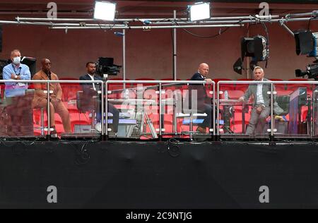 Ian Wright, Ashley Cole, Alan Shearer et Gary Lineker (de gauche à droite) regardent le match lors du match final de la coupe de la FA Heads Up au stade Wembley, à Londres. Banque D'Images