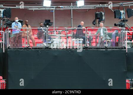 Ian Wright, Ashley Cole, Alan Shearer et Gary Lineker (de gauche à droite) regardent le match lors du match final de la coupe de la FA Heads Up au stade Wembley, à Londres. Banque D'Images